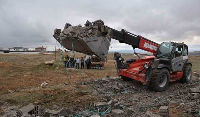 Kırşehir'de briket yüklü kamyon yan yattı