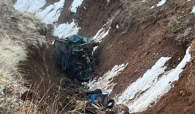 Niğde'de otomobil şarampole yuvarlandı: 2 ölü, 2 yaralı