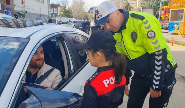 Polis üniforması giyen özel öğrenciler sürücülere trafik kurallarını hatırlattı