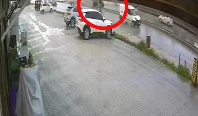 Sürücüsü markete gitti, el freni çekilmeyen otomobil ana yola çıktı