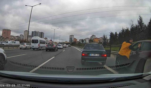 Ümraniye'de makas atan sürücü dehşet saçtı: Araçtan indi, şoföre tokat attı