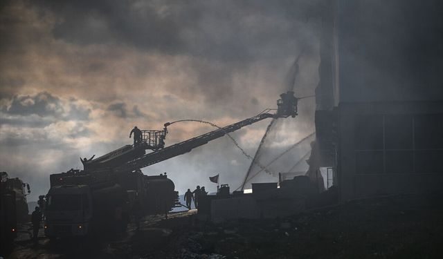 Ankara'da mobilya deposunda çıkan yangın kontrol altına alındı