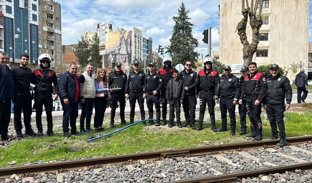 Batman'da gazetecilerden 'kavga' ihbarına gelen polislere sürpriz kutlama