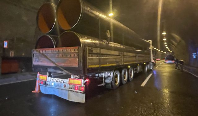 Bolu Dağı Tüneli'nde tırın arızalanan otomobile çarpması sonucu 5 kişi yaralandı