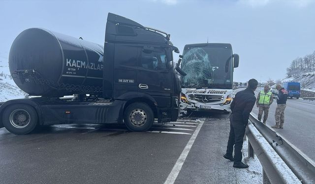 Erzurum'da 5 aracın karıştığı zincirleme kazada biri çocuk 2 kişi öldü, 9 kişi yaralandı