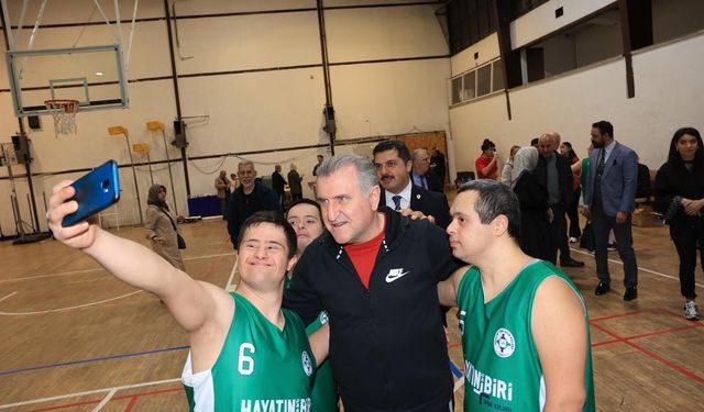 Gençlik ve Spor Bakanı Bak, down sendromlu özel sporcularla maç yaptı