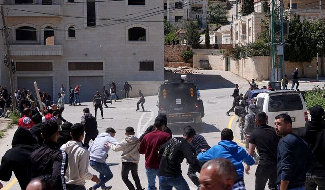 İsrail askerleri, Batı Şeria'da öldürülen Filistinlilerin cenaze törenine baskın düzenledi