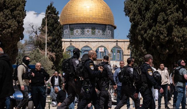 İsrail'in kısıtlamalarına rağmen Filistinliler, savaş bahanesiyle 5 haftadır kapalı olan Aksa'ya akın etti