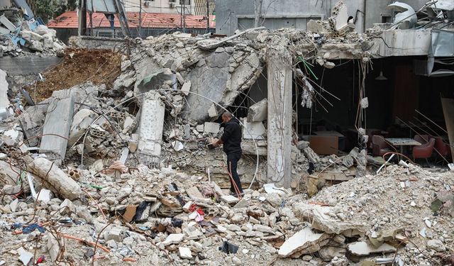 İsrail'in şiddetli saldırılarla hedef aldığı Lübnan'ın Nebatiye kentinde geride büyük bir yıkım kaldı