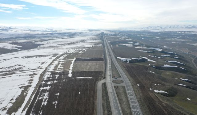Karların erimeye başladığı Ağrı Ovası dronla görüntülendi