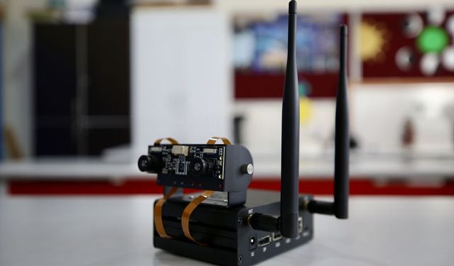 Liselilerin görme engelliler için geliştirdiği robota çifte ödül