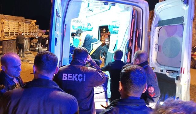 Mardin'de park halindeki tıra çarpan otomobildeki 5 kişi yaralandı