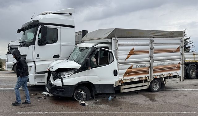 Nevşehir'de tırla çarpışan kamyonetteki 2 kişi yaralandı