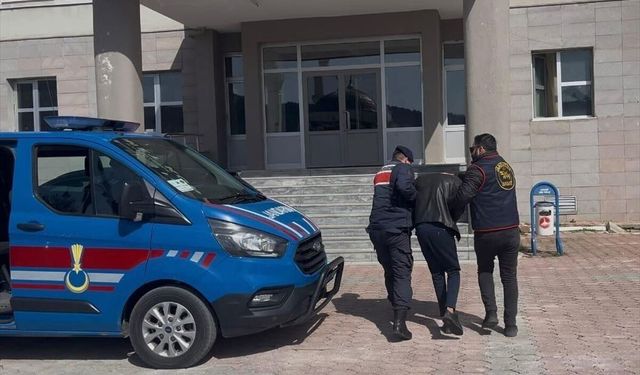 Sivas'ta kendilerini komiser olarak tanıttıkları kişiyi 1 milyon lira dolandıran 2 şüpheli tutuklandı