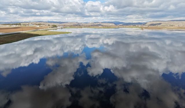 Sivas'ta tarım alanlarında yağışla oluşan su birikintileri havadan görüntülendi
