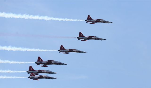 Türk Yıldızları, Çanakkale Şehitler Abidesi üzerinde gösteri uçuşu yaptı