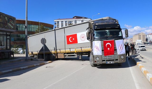 Türkiye'den tıbbi malzeme taşıyan 3 yardım tırı İran'a hareket etti