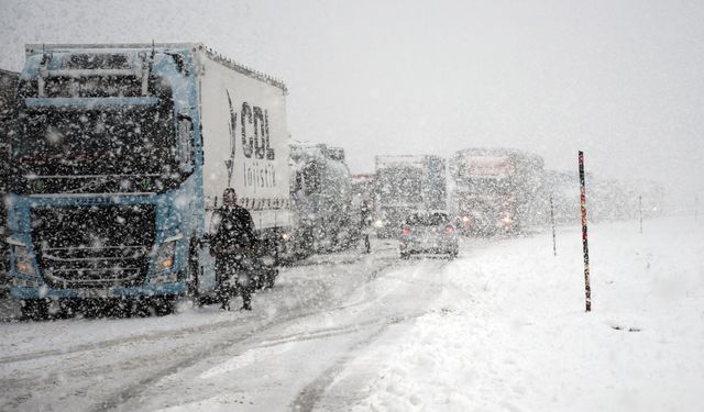 Yoğun kar nedeniyle Kars-Erzurum kara yolunda ulaşım kontrollü sağlanıyor
