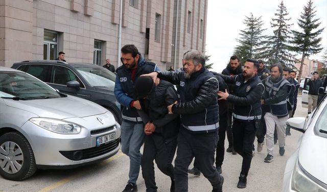 Yozgat'ta yolcusu bulunmayan otobüsün bagajından 53 düzensiz göçmen çıktı