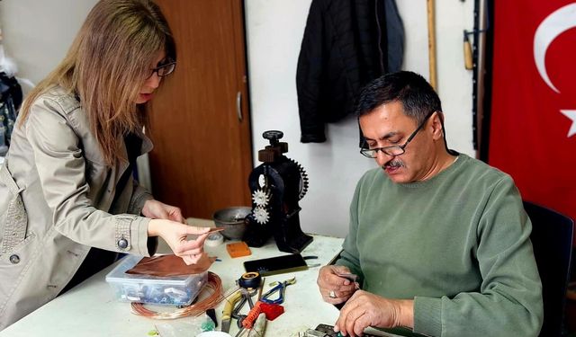 40 yıldır altın, gümüş ve bakıra ateşle şekil veriyor