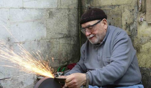 5 metrekarelik dükkanında 67 yıldır bıçakçılık yapıyor