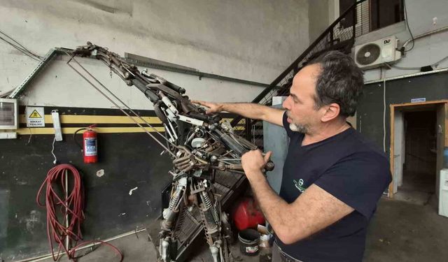 850 parça hurdayı birleştirdi, 200 kiloluk metal figür yaptı