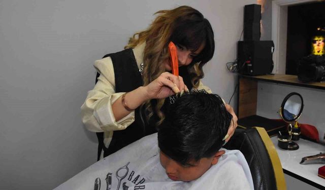 Afyonkarahisar'da erkek berberi kadın, üç yıldır müşterilerine hizmet veriyor