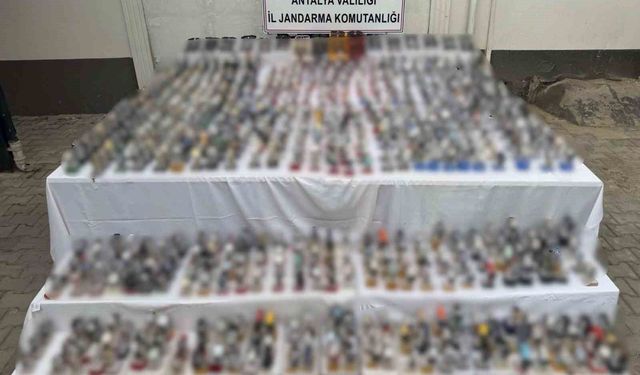 Antalya'da piyasa değeri 15 milyon lira olan kaçak gözlük ve saatler ele geçirildi