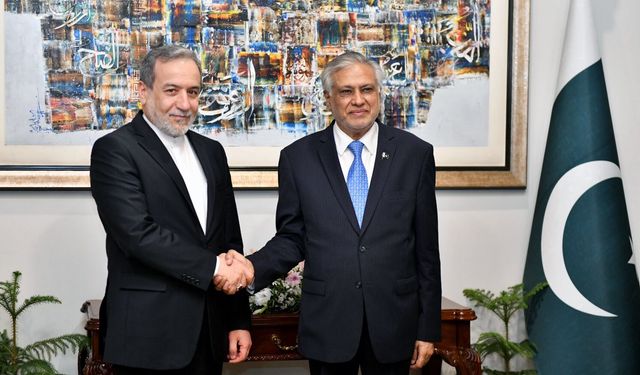 Arakçi, Pakistanlı mevkidaşı Dar ve Pakistan Genelkurmay Başkanı Munir ile görüştü