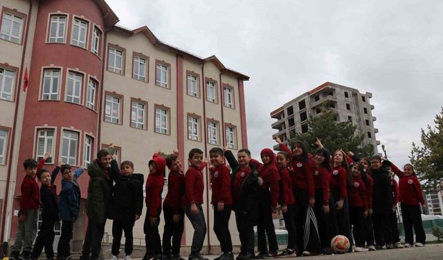 Baharın habercisi leylekler bu yıl gelmedi, öğrenciler hasretle yollarını gözlemeye başladı