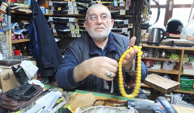 Balıkesir'de 71 yaşındaki Cevat Dede tespih dizerek para kazanıyor