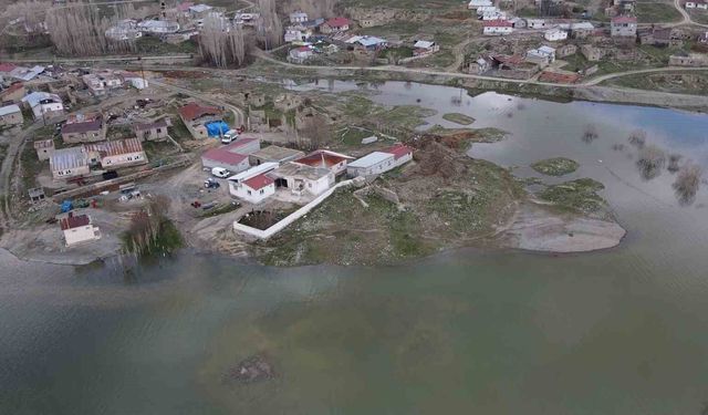 Baraj suları taştı, evler gölün ortasında kaldı