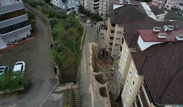 Bursa'da korkutan göçük havadan görüntülendi...Balkonlar yıkıldı, araçlar enkaz altında