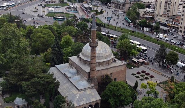 Cuma hutbesi: 'Günümüzde çocuklarımız, çok yönlü bir kuşatma altındadır'