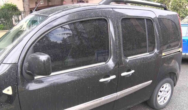 İstanbul'a çamur yağdı, araçlar çamurla kaplandı