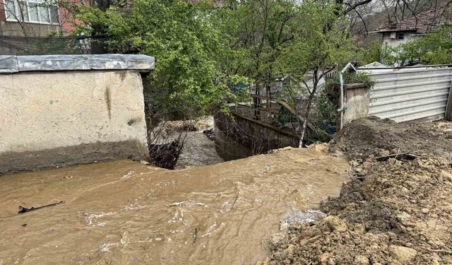 Karabük'te sağanak yağış sonrası dereler taştı