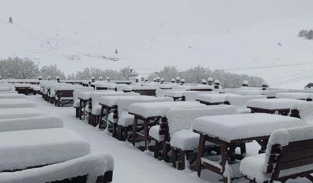 Nisan sonunda Uludağ'da kış geri döndü