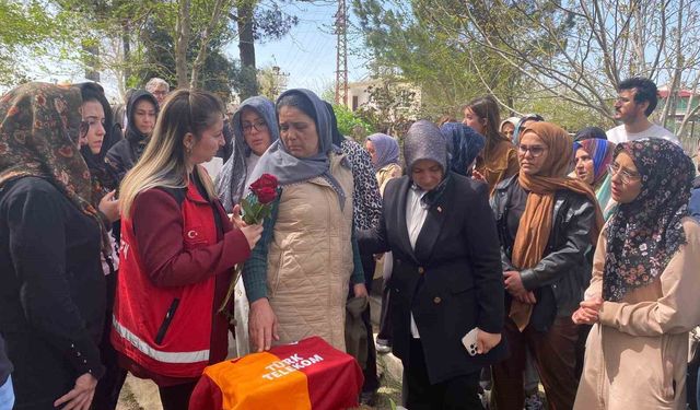 Silahlı saldırıda hayatını kaybeden Adnan'ın mezar taşına çok sevdiği Galatasaray'ın forması bırakıldı