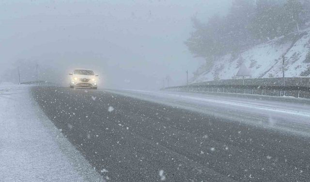 Sivas'ta kış geri döndü: Geçitler karla kaplandı