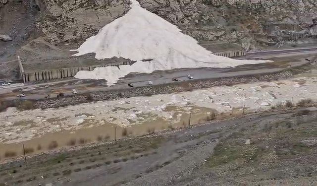 Sümbül Dağı'nda çığ devam ediyor