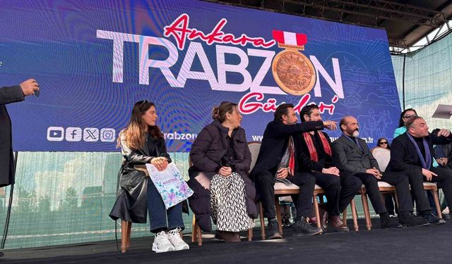 'Taşacak Bu Deniz' oyuncuları Trabzon Günleri'nde hayranlarıyla buluştu