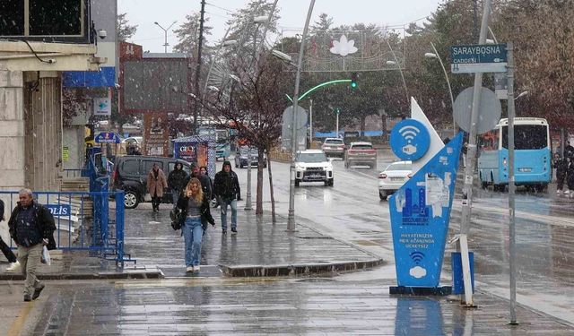 Türkiye baharı yaşarken, Erzurum güne lapa lapa karla uyandı