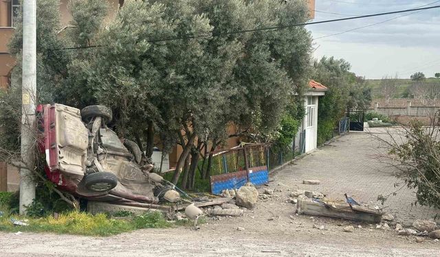 Uşak'ta otomobil evin bahçe duvarına çarptı: 1 ölü, 1 yaralı