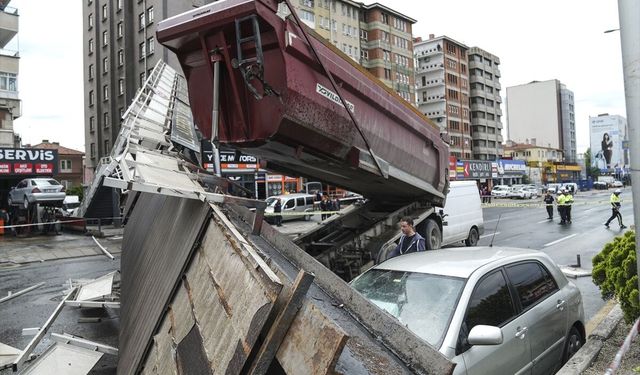 Ankara'da damperi açık şekilde ilerleyen tırın çarptığı üst geçit yıkıldı