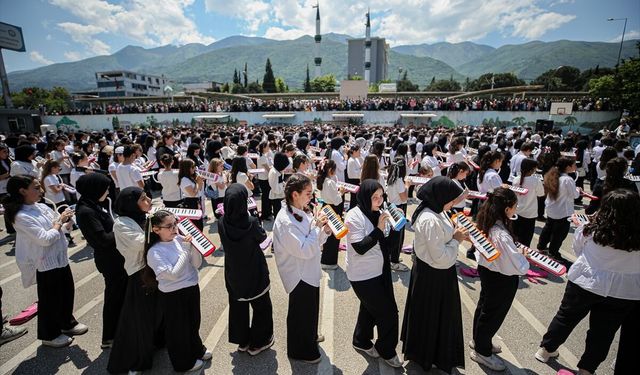Aynı anda melodika çalan 985 öğrenci Guinness Rekorlar Kitabı'na girmeyi hedefliyor