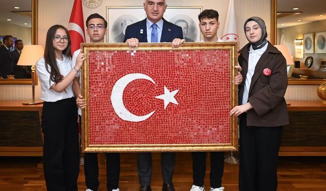 Bakan Ersoy, 19 Mayıs dolayısıyla genç sanatçıları ağırladı