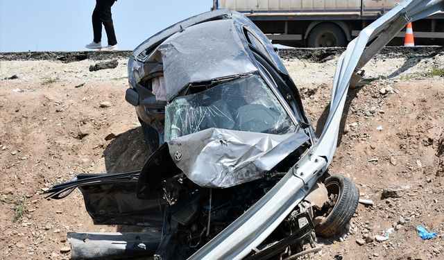 Batman'da kamyon ile otomobilin çarpıştığı kazada 1 kişi öldü, 2 kişi yaralandı