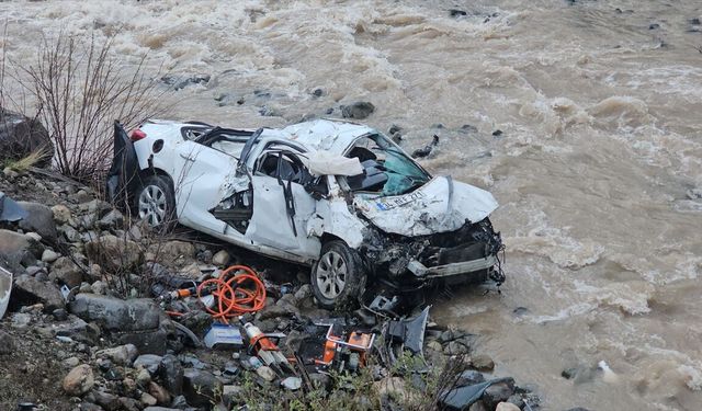 Erzincan'da dereye yuvarlanan otomobildeki 2 kişi öldü, 1 kişi ağır yaralandı