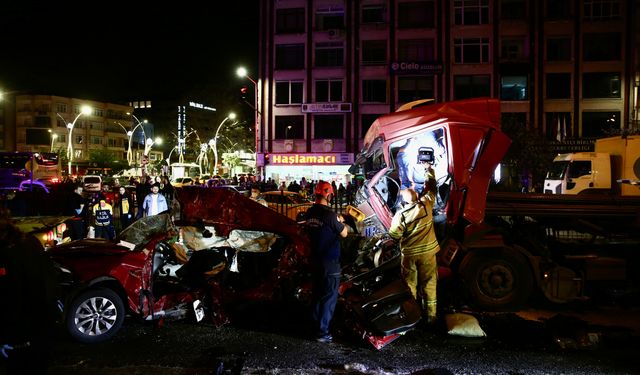 Giresun'da tır ile iki otomobilin karıştığı kazada 5 kişi öldü, 6 kişi yaralandı