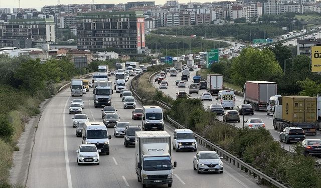 İstanbul-İzmir Otoyolu'nda bayram tatili nedeniyle akıcı yoğunluk yaşanıyor